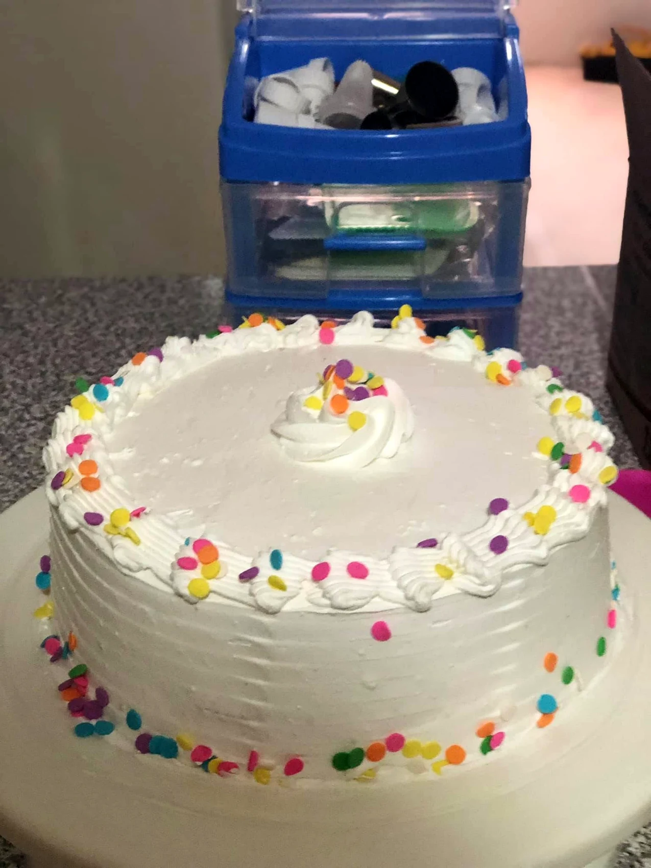Pastel casero de cumpleaños con chispas multicolor en Metepec